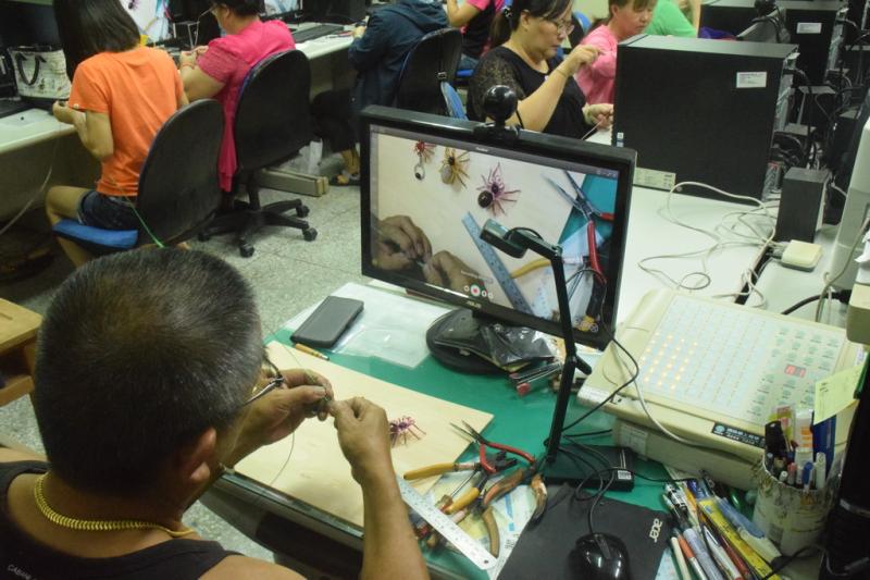 透過實物鏡操作學員更清楚操作細節。