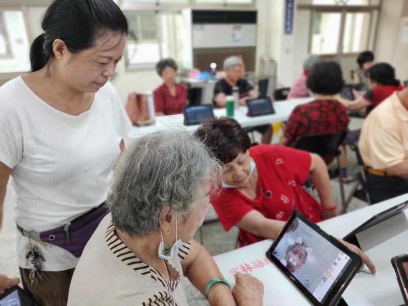 老師解決學員操作遇到的瓶頸。