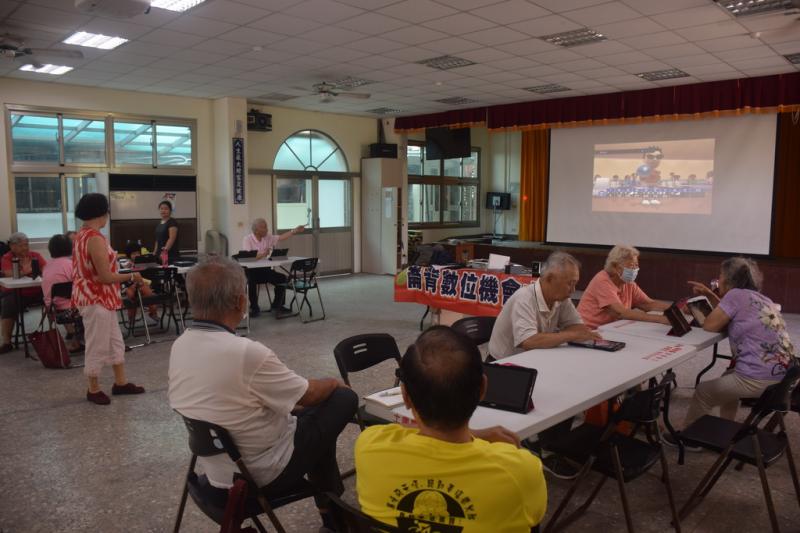 學員體驗互動遊戲機的樂趣。