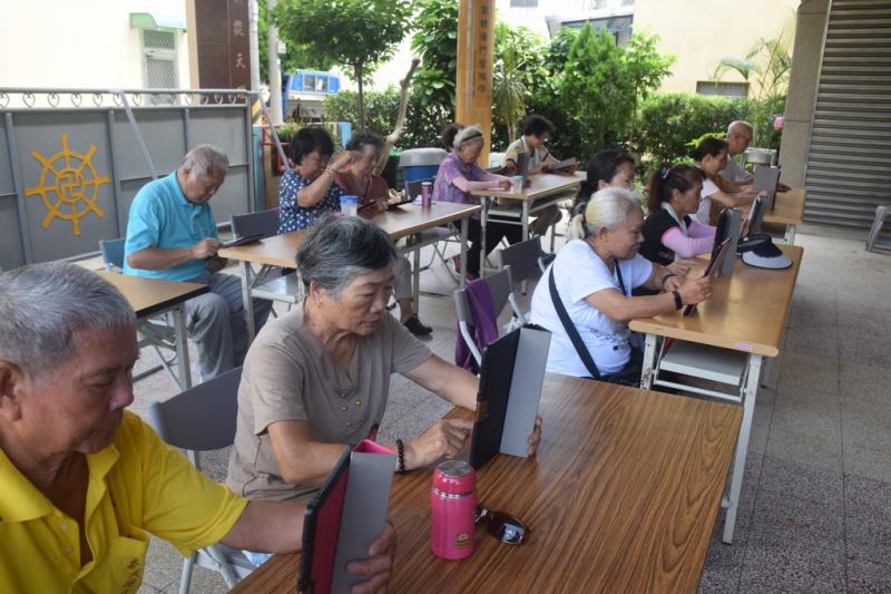 學員認真練習老師講解的內容。