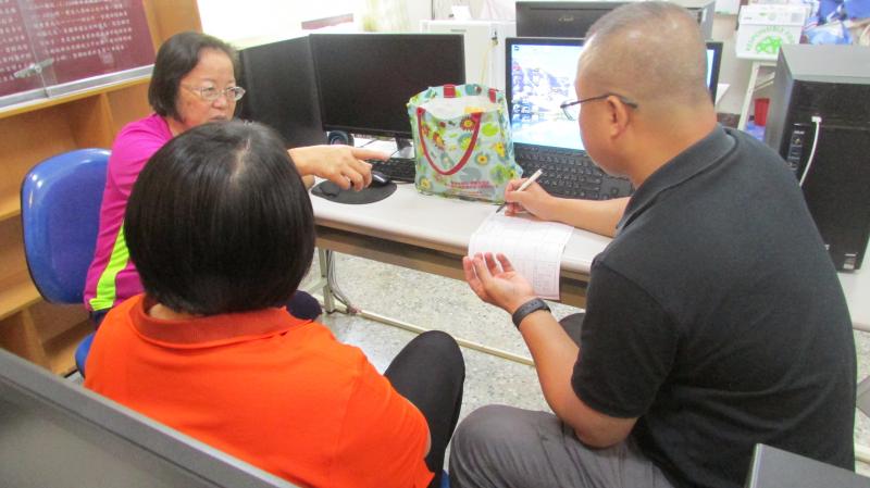 群聚學員小組討論中~