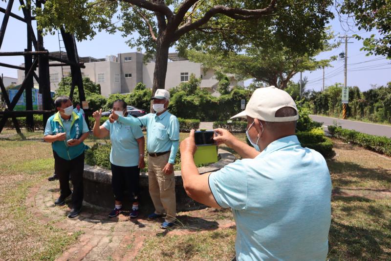 社區居民於風車公園拍照留念。