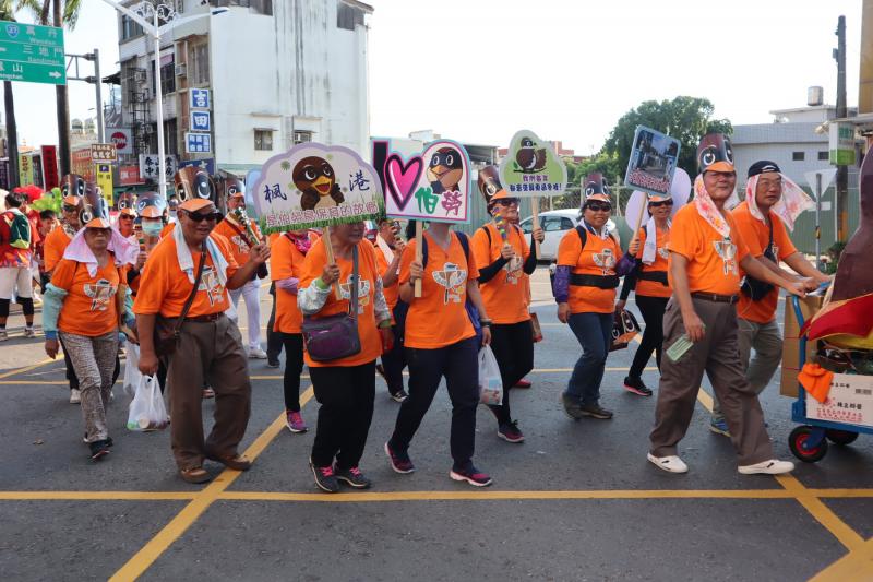 楓港社區長輩們開心參與嘉年華遊行活動。