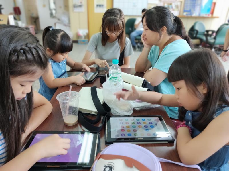 學員平板體驗。