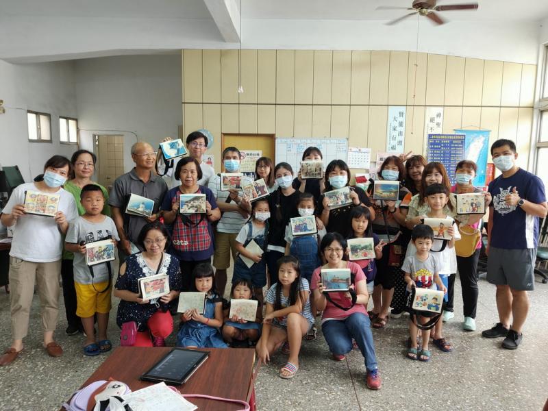 參與學員拿成果作品合影。