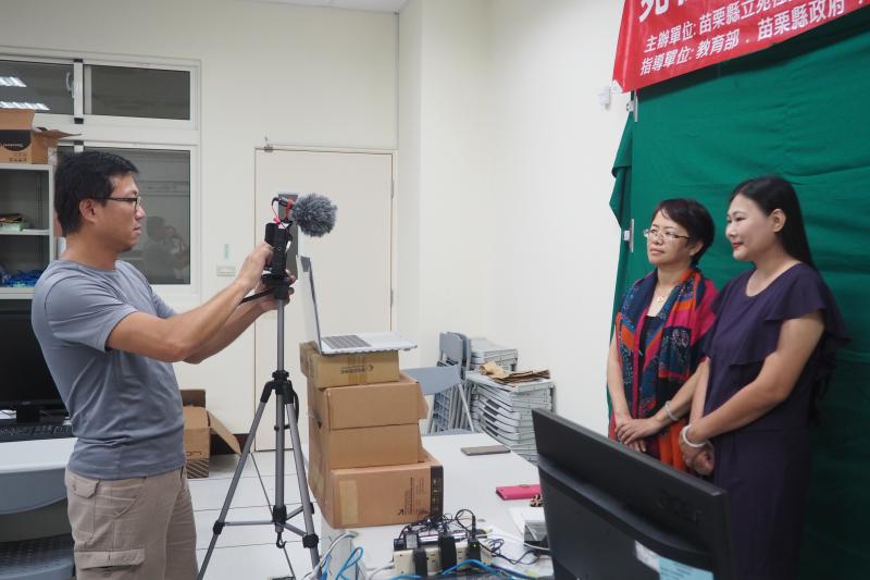 講師拍攝主播報導過程