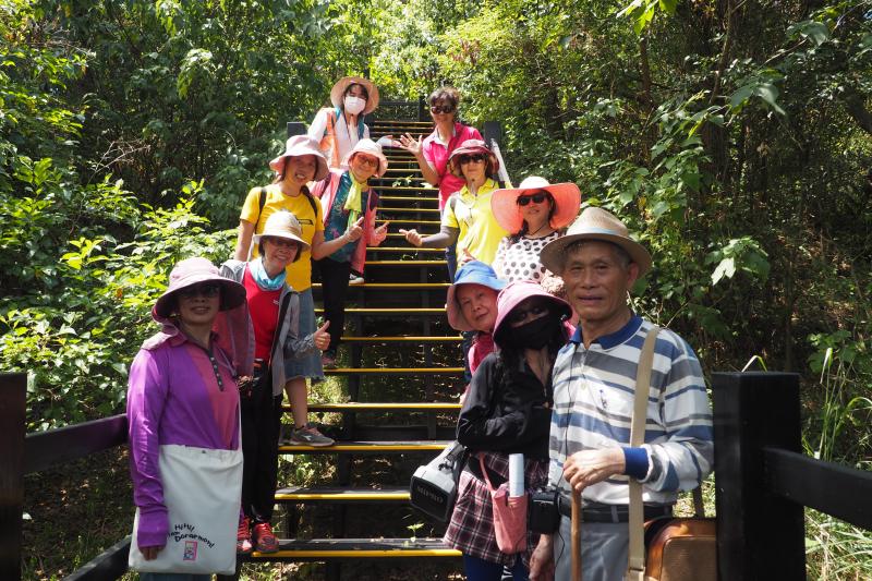 導覽行走在步道樓梯合影