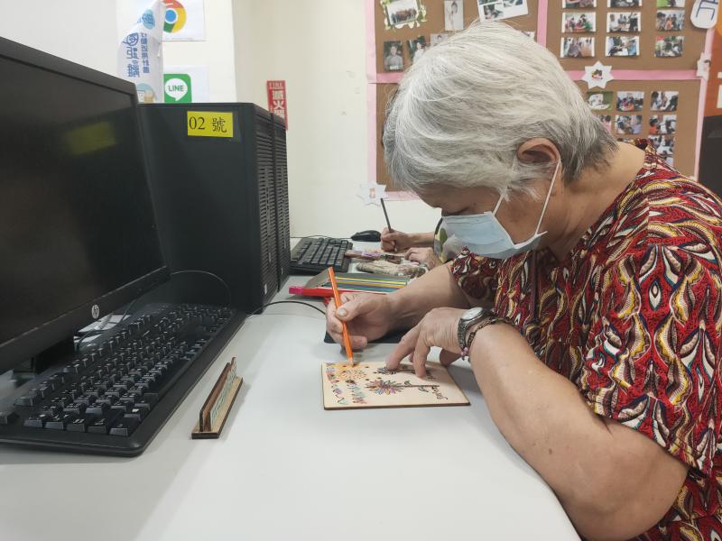 圖案上色有點單調~加上背景肯定更好看