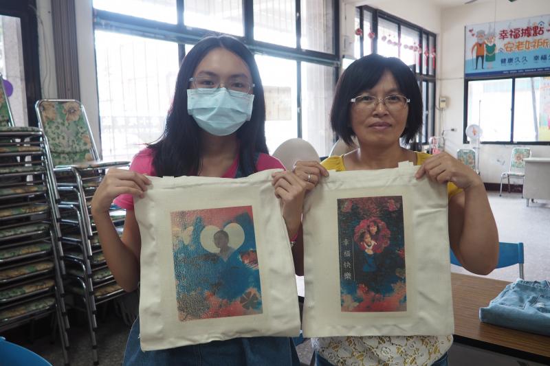 母女展示自己製作的專屬提袋