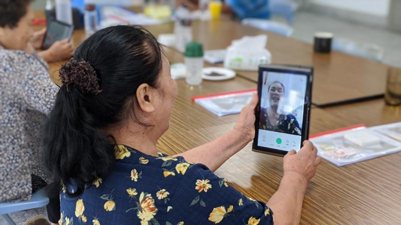 <p>壽豐DOC在共和村開設「一起進入數位實境」分班課程，講師教導銀髮學員運用APP體驗虛擬化妝</p>