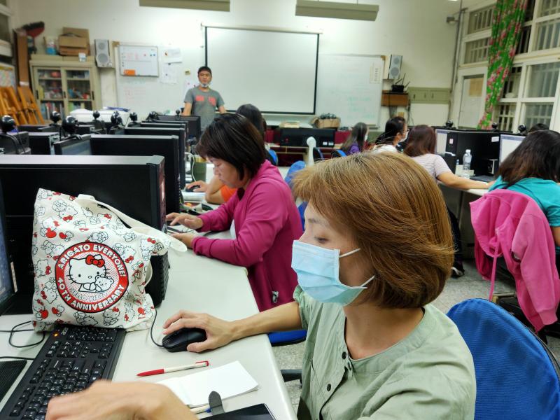 學員努力繪製自己的圖檔。