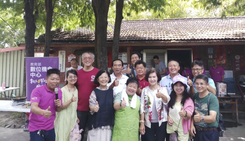 <p>8/9壯圍DOC舉辦土豆節推廣活動，感謝輔導團大力相挺，還邀請宜蘭DOC夥伴一同來擺攤行銷。活動尾聲與長官合照，有宜蘭縣林姿妙縣長、輔導團須文宏老師、台大城鄉所陳育貞老師還有很多貴賓，熱鬧喔！</p>