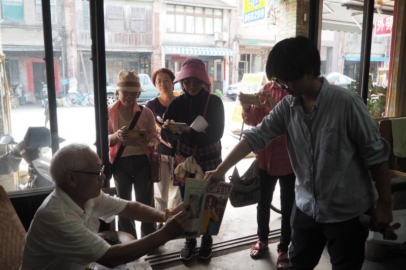 與剃頭店老闆談論苑裡老街歷史文化