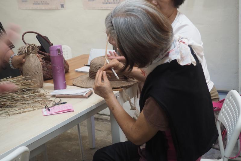 學員看著荷蘭藺草與我晨台灣藺草有何差異