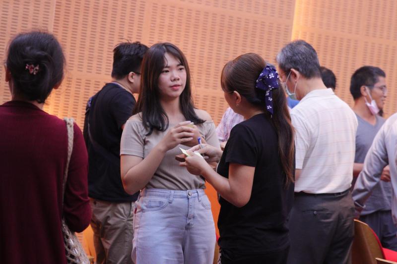 現場青年互相交流認識的情形