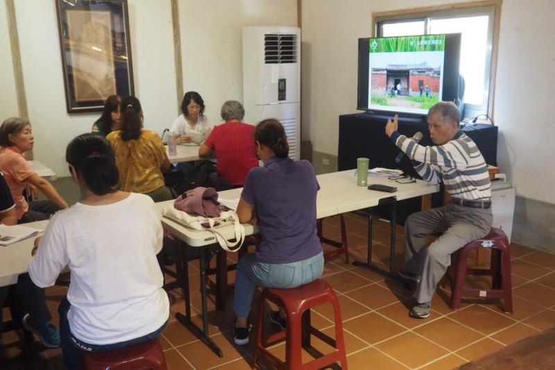 講師認真講課，學員認真聽課