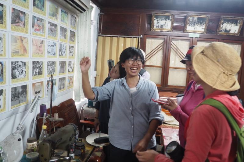 講師高興解說導覽課程,與學員之間互動很高興