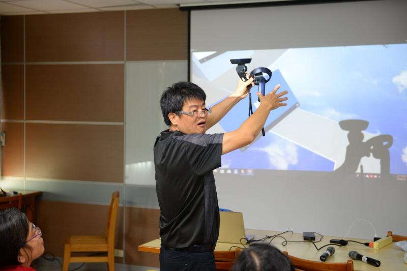 文瑞老師帶領大家體驗VR機的魅力!走跟著文瑞老師一起走進VR的世界!