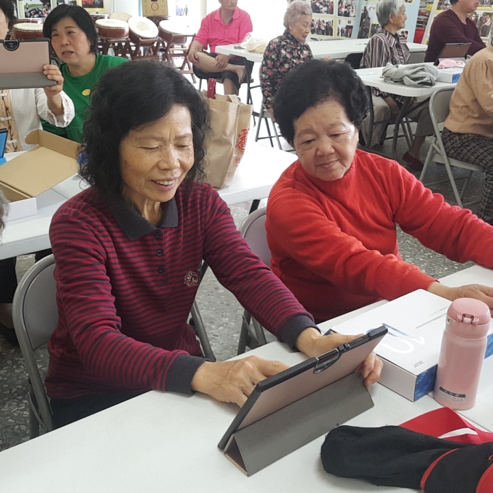 現在有許多PAY,只要設定好信用卡,就可從手機掃條碼,就可付款,真是方便!再也不用帶零錢,還害怕丟掉錢了!