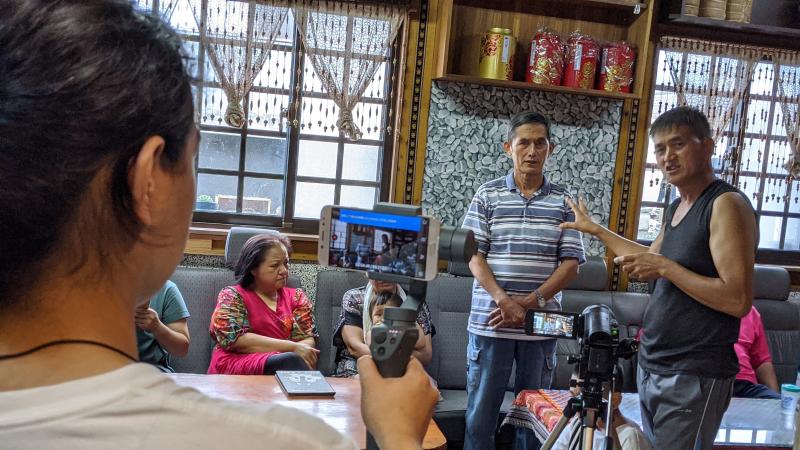 部落耆老族語說故事，老師向學員示範穩定器攝影技巧
