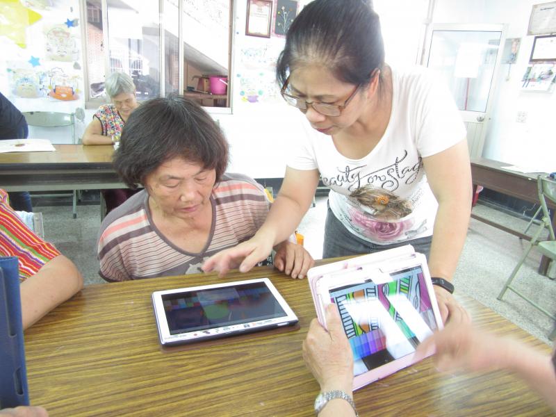 想畫上什麼顏色,用手點一下就好,不用再畫了!每個人的畫風不同!