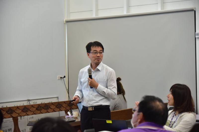 芎林DOC計畫主持人楊禮仁在苑裡心雕居演練訪視簡報。