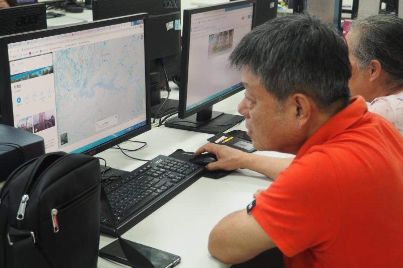 學員認真練習中