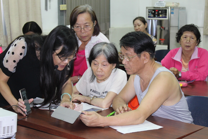 來大林數位機會中心,免費學平板,真好!