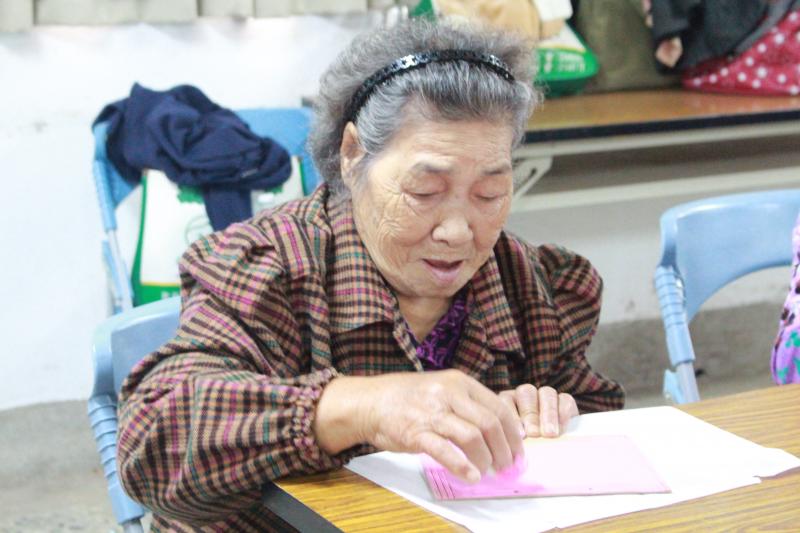 每位銀髮族都埋首於相框的製作!