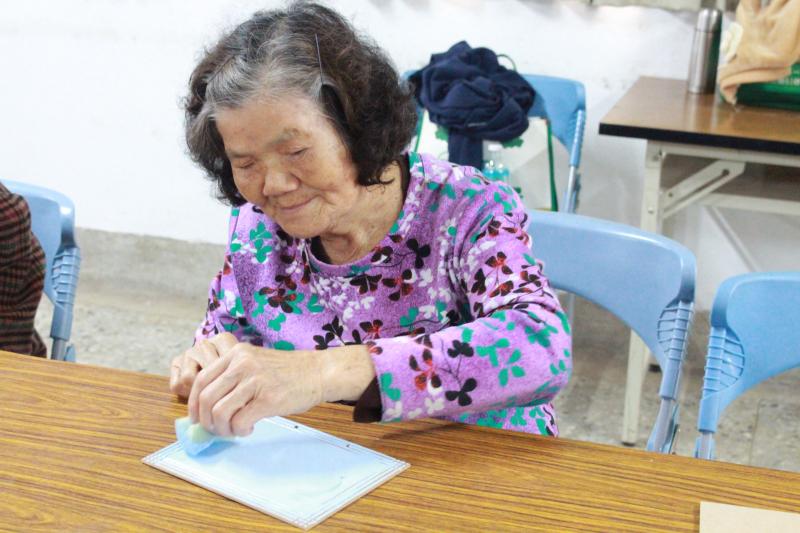 超級認真的銀髮族!