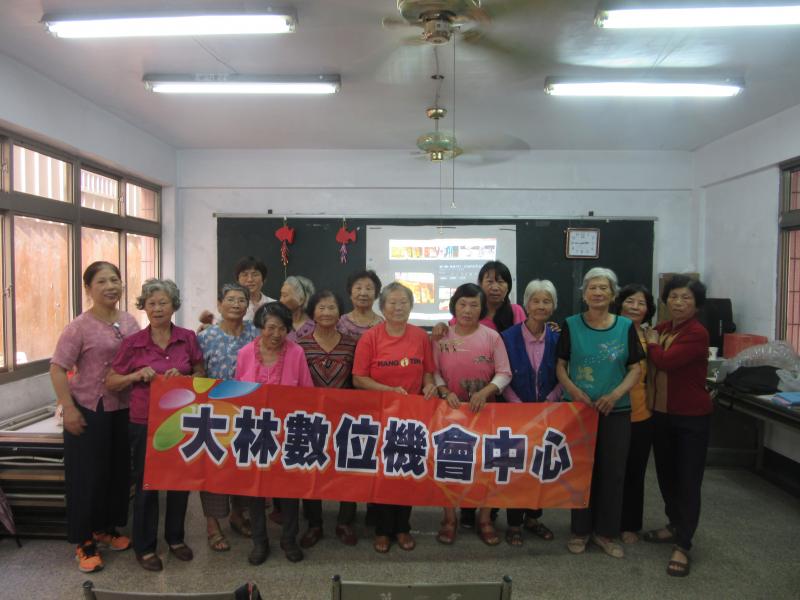 銀髮族看到自己的照片可邊修成影片!都很興奮唷!