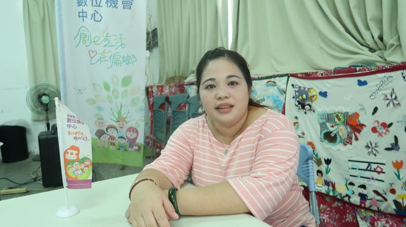 新住民姊妹黃愛婷來自印尼，到台灣已經19年，說的一口標準流利的中文，她參加DOC課程學習簡報製作，到國小擔任文化講師。