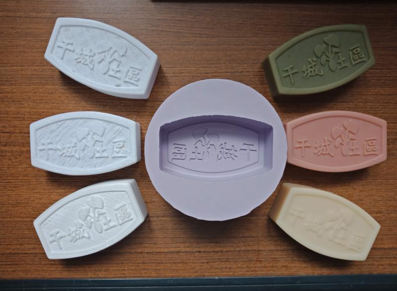 <p>透過3D列印課程產出3D原模後，翻製成矽膠模，並灌模產出香氛皂，打造專屬干城社區手工肥皂。</p>