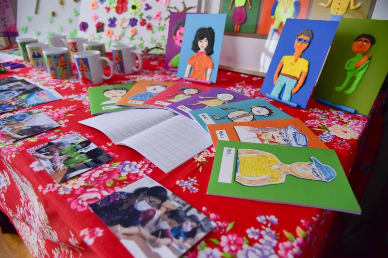 頭屋DOC展示長輩們制作的《我的自畫像》。長輩們透過趣味平板課程，開啟繪畫的興趣，長輩持續創作《我的自畫像》。