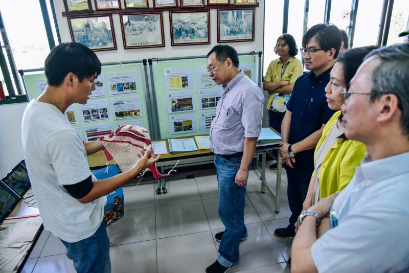 泰安DOC駐點向訪視委員們展示泰雅傳統工藝 ─ 弓織。