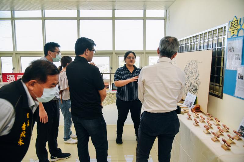 通霄DOC展示特色福帚和木雕文昌筆。