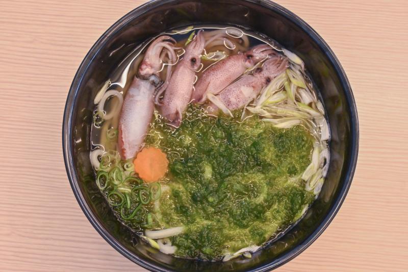 以在地食材入菜，製作七美風味的日式烏龍麵