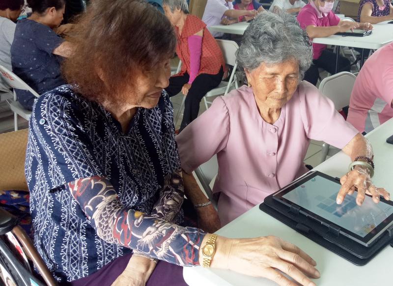 <p>莿桐DOC在甘西社區教導一群快樂又樂觀的阿公、阿嬤使用數位平板學習，這位高齡91歲的阿嬤說:我又不識字學這個做什麼又用不到，經過老師指導，讓阿嬤不釋手的玩起來了，誰說只有年輕人會用平板學習，阿嬤我也可以的。</p>