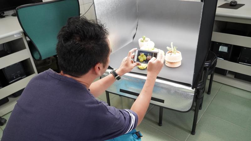 <p>『針與線的觸動』課程邀請在地講師-馮義傑老師，將滬子花手染布透過針線縫成黃金龜，讓學員學習透過拍攝自己的作品了解攝影棚的擺拍，攝影技巧與攝影的原理基礎，進而拍出滿意的好照片～</p>