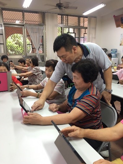 俊童老師正在協助學員操作平板電腦