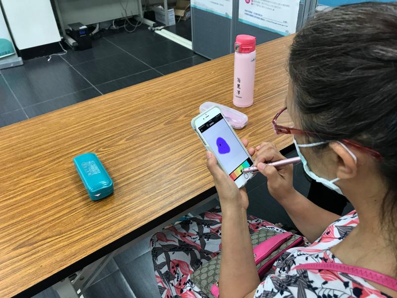 學員用手機 LINE 拍貼 APP運用繪製功能進行手繪創作。