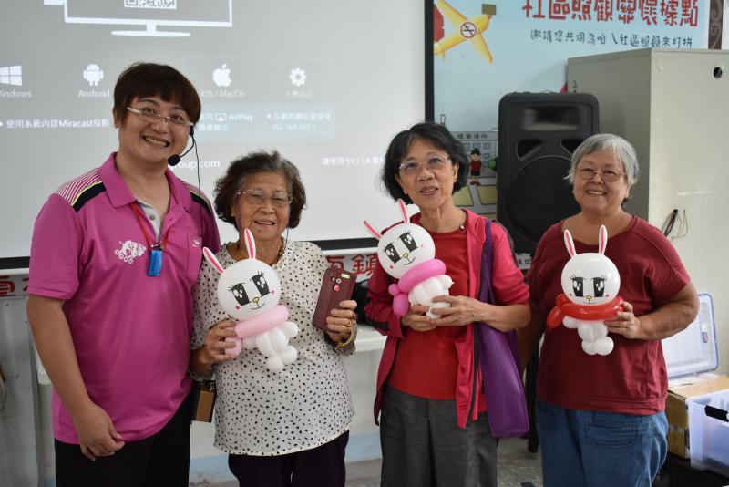 小東社區學員與氣球達人高健榮老師合影