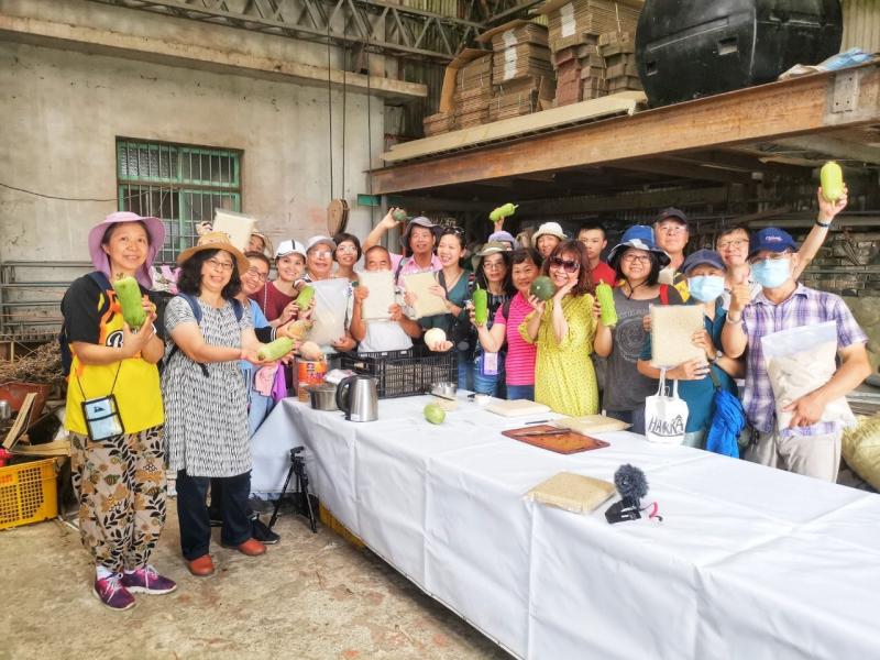 參與直播課程學員很有口福地吃到阿龍伯友情贊助提供的時令蔬果，試吃後紛紛拿著農產品愉快地合影。