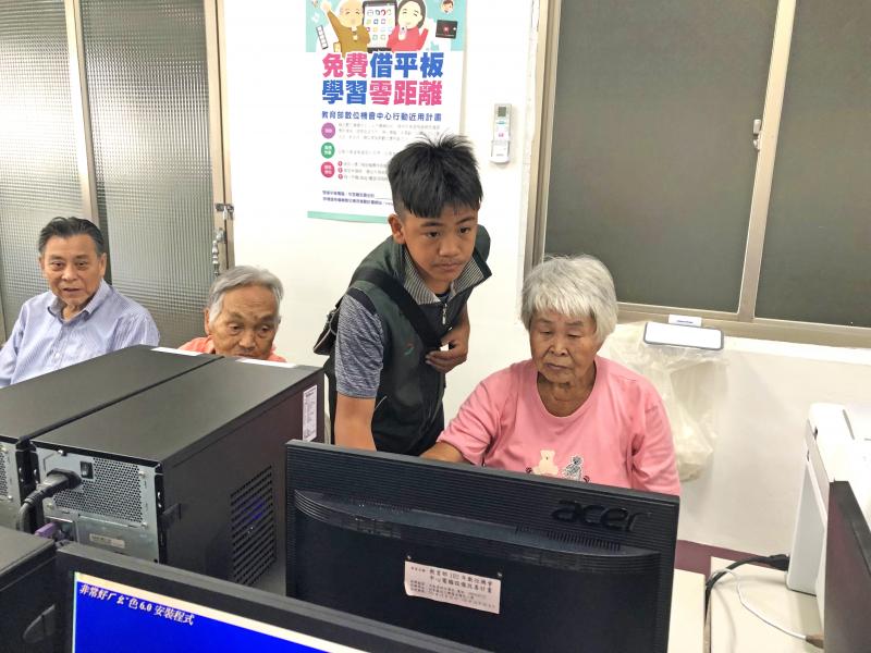 助教協助學員認真學習