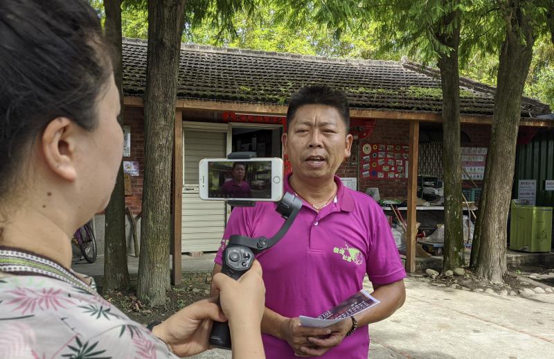 <p>宜花輔導團最早開始直播時採的是攝影機定點拍攝，後來因應學員需求重新調整教學目標，改採普及率較高的手機配合APP，再安裝穩定器就可以移動手持拍攝，像照片中就在介紹壯圍DOC好吃好玩的美食美景！</p>
