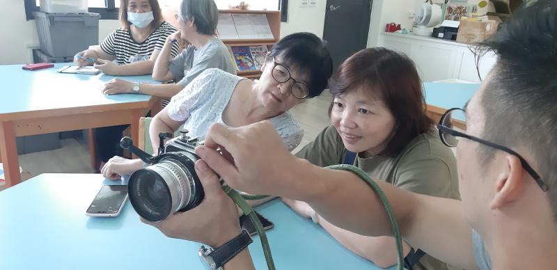 <p>商業攝影學老師，教學員如何設定數位相機，拍出產品好照片!</p>