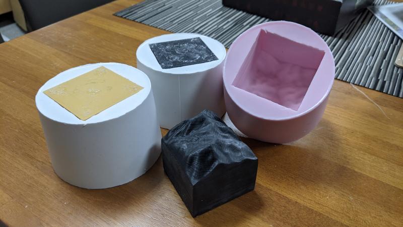 3D列印奇萊山造型後翻成矽膠模具，與社區產業村山手工皂合作開發水落石出手工皂