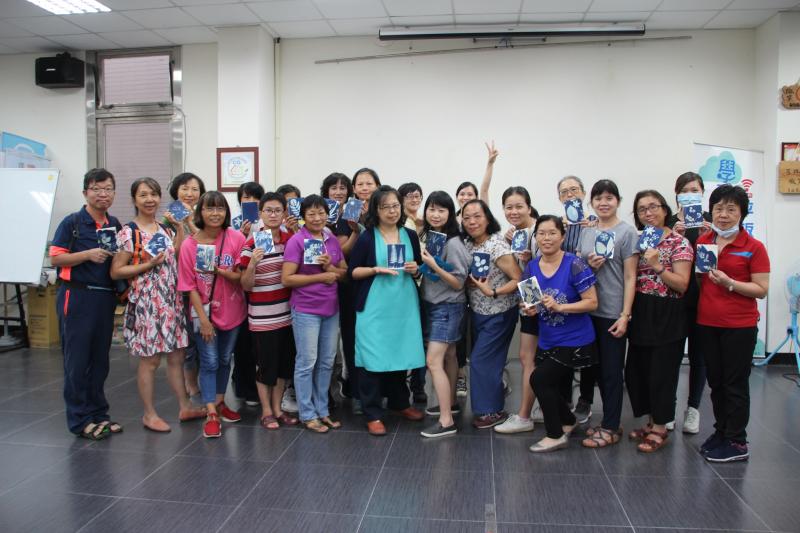 學員拿著自己的「文創商品」開心合影。