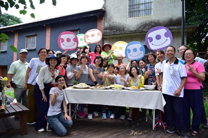 王培仁老師巧手製作一桌芎林在地蔬食料理，與學員合影。