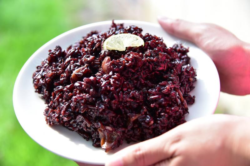 深紫色的王爺米，拌入紅糖、紅麴、龍眼乾，化身王爺甜飯，甜入心坎。